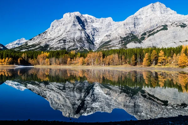 Rocallosas Reflejadas Estanque Cuña Día Otoño Crujientes Parque Provincial Spray — Foto de Stock