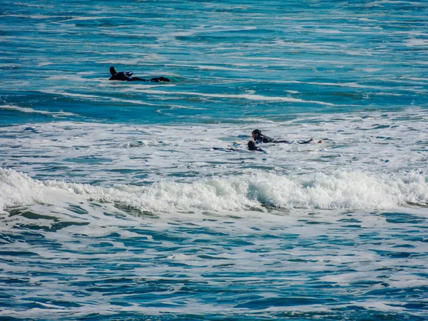 Surfeurs Frappant Les Vagues Piha Beach Auckland Nouvelle Zélande — Photo