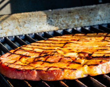 Izgarada ballı hardal jöleli jambonlu biftek. Calgary, Alberta, Kanada