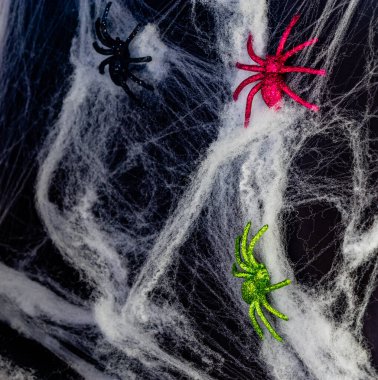 Çeşitli renkli cadılar bayramı süslemeleri sergileniyor. Calgary, Alberta, Kanada