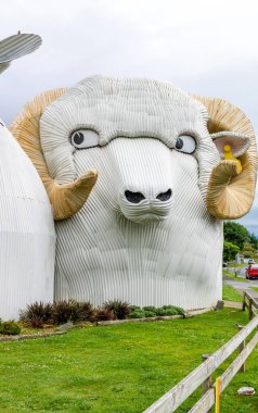 Şehir merkezindeki colurful binalardaki teneke buidling 'ler turistlerin gözdesi. Tirau, Yeni Zelanda