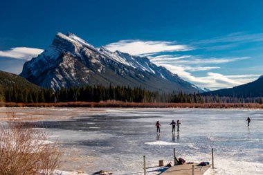 Rundle Dağı ve kısmen donmuş Vermillion Gölleri patenciler için iyi bir gün olur. Banff Ulusal Parkı, Alberta, Kanada