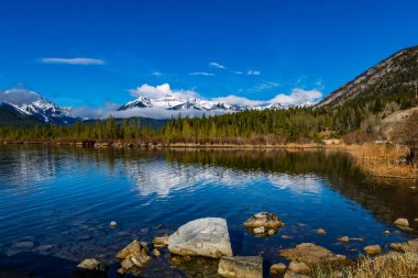 Parlak bir bahar sabahı Vermillion Gölleri 'nde. Banff Ulusal Parkı, Alberta, Kanada