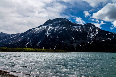 Baharın sonunda Waterton Gölü 'nün ortası. Waterton Lakes Ulusal Parkı, Alberta, Kanada