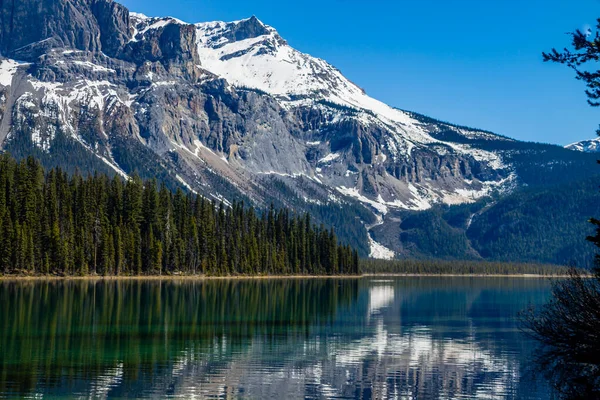 Los Últimos Vestages Invierno Aferran Lago Esmeralda Parque Nacional Yoho — Foto de Stock