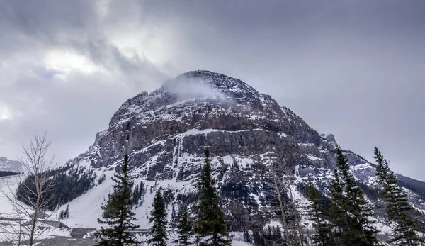 Montagna Sotto Neve Pesanti Nuvole Lungo Ciglio Della Strada Yoho — Foto Stock