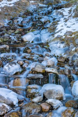 Buz ve kar O 'Shaunessy Falls' a yapışmış. Bow Valley Vahşi Yaşam Parkı. Alberta, Kanada