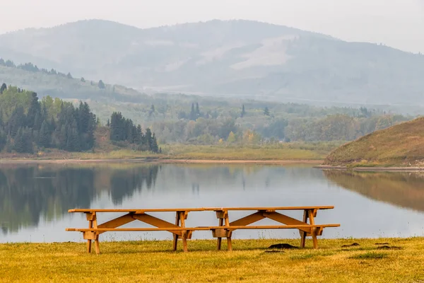 Sabahın erken saatlerinde göldeki yansımalar. Chain Lakes İl Parkı, Alberta, Kanada