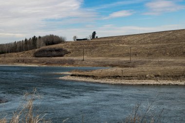 Sahil şeridi boyunca alçak kaynak suyu seviyesi. Dickson Barajı, Red Deer County, Alberta, Kanada