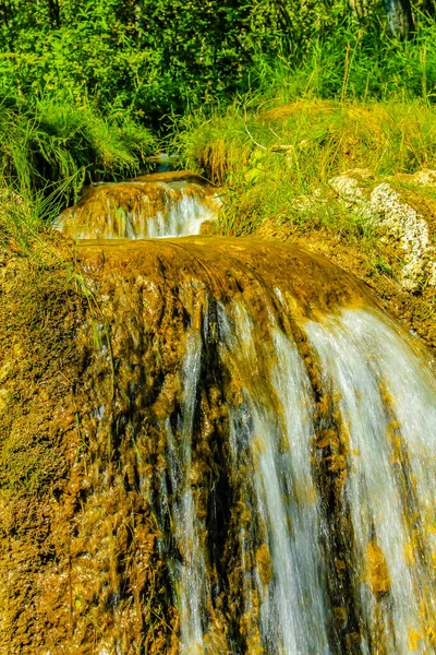 Voda Protéká Parkem Létě Přes Nábřeží Big Hill Springs Provincial — Stock fotografie