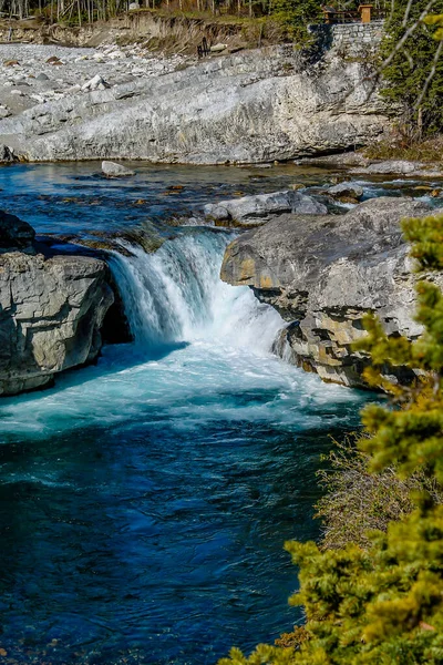 Snabbt Rinnande Vatten Rusar Över Fallen Sommaren Armbåge Falls Rekreationsområde — Stockfoto