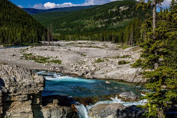 Das Fließende Wasser Des Elbow River Prallt Gegen Die Felsen — Stockfoto