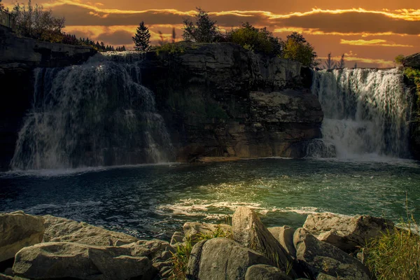 Tweeling Valt Herfst Bij Zonsondergang Lundbreck Falls Provinciaal Recreatiegebied Alberta — Stockfoto