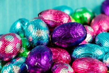 Renkli paskalya yumurtaları, şekerler ve sepetler sergilenecek. Calgary, Alberta, Kanada