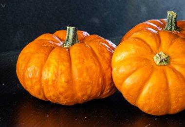 Siyah arka planda mini balkabakları. Calgary, Alberta, Kanada