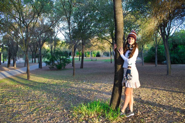 Dívka Šťastná Kloboukem Šátkem Visící Stromě — Stock fotografie