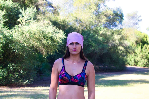 Vrouw Een Yoga Les Het Park Met Een Roze Hoofddoek — Stockfoto