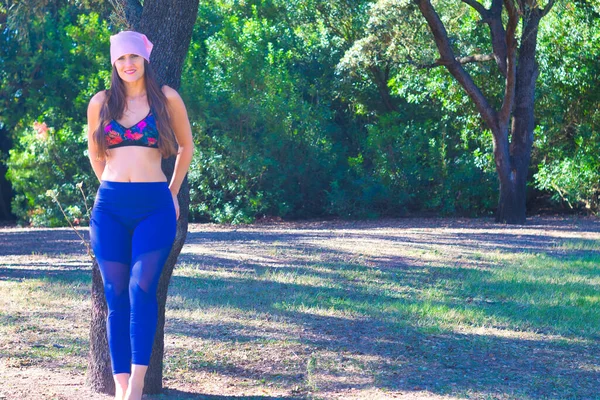 Vrouw Doet Een Yoga Klas Het Park Met Een Roze — Stockfoto