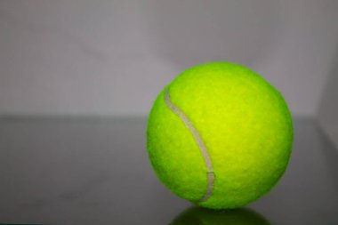 Tenis maçından önce sarı tenis topu