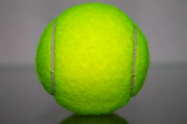 Gelber Tennisball Vor Dem Tennismatch — Stockfoto