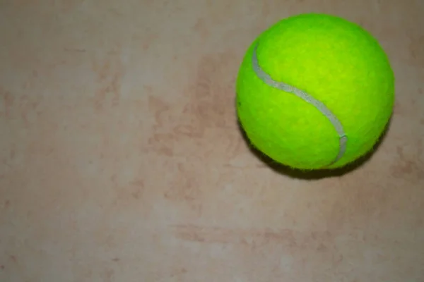テニスの試合前の黄色いテニスボール — ストック写真