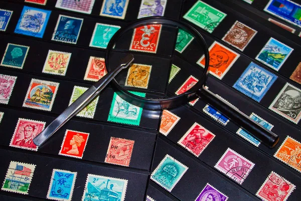 philate büyüteç ve cımbız dünya pulları koleksiyonunu görmeye hazır.