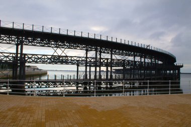 Bir iskele gibi denize dökülen demir köprü.