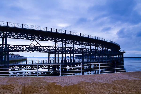 Puente Hierro Que Hacia Mar Como Muelle — Foto de Stock