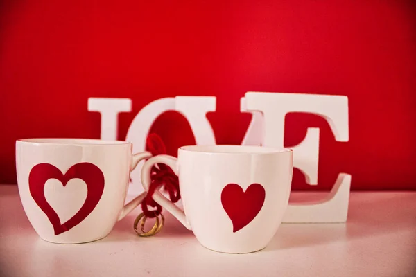 Copas Con Corazones Rojos Por Anillos Cinta Roja Que Simbolizan — Foto de Stock