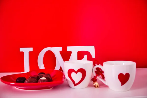 Plato Rojo Forma Corazón Con Bombones Sobre Fondo Rojo Letras — Foto de Stock