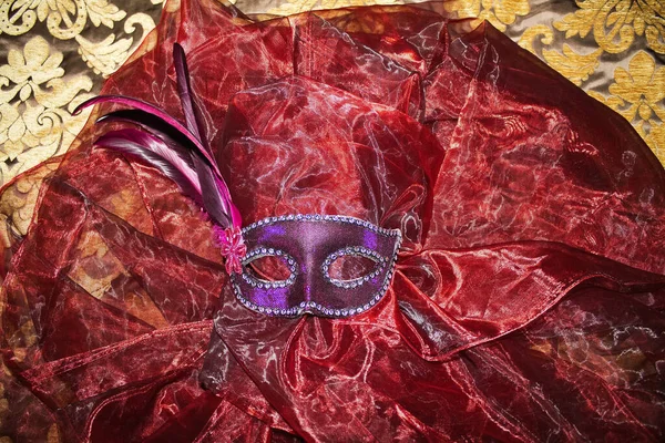 Masque Carnaval Violet Sur Tissu Rouge Vif — Photo