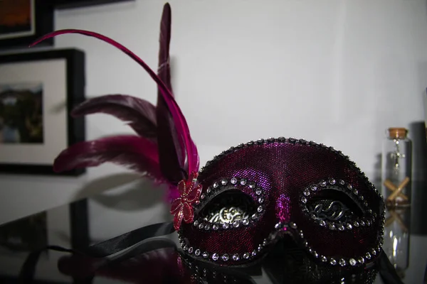 Maschera Carnevale Veneziano Viola Con Piume Laterali Cristalli Swarovski — Foto Stock