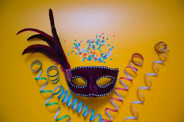 Фіолетова Карнавальна Маска Конфетті Фігурним Папером Жовтому Тлі — стокове фото