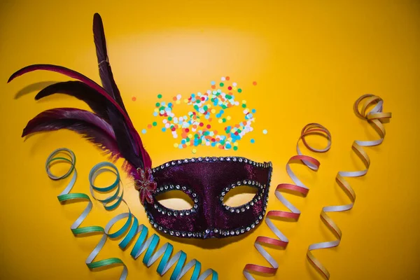 Masque Carnaval Violet Avec Confettis Papier Bouclé Sur Fond Jaune — Photo
