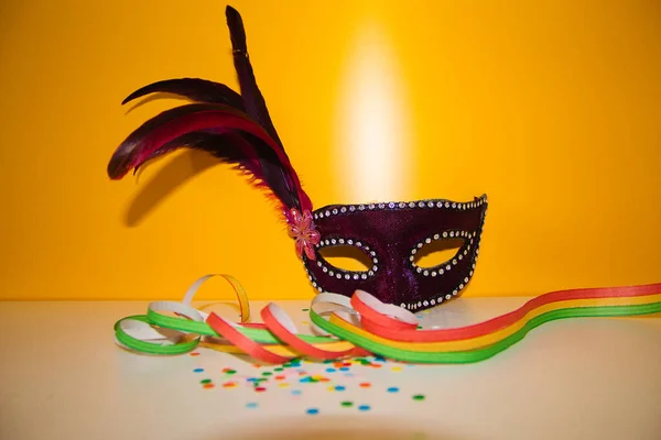 Paars Carnaval Masker Met Confetti Gele Achtergrond Kleuren Papieren — Stockfoto