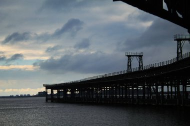 Rio Tinto Şirketi. Metal madeni iskelesi denize giriyor.