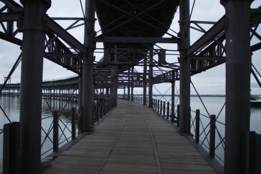 Rio Tinto Şirketi. Metal madeni iskelesi denize giriyor.