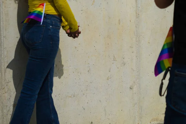 Eşcinsel fotoğrafçı, Afro-Amerikan mankenlerle gay günü fotoğraf çekimi yapıyor.