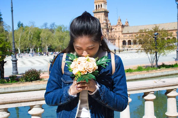 Donna Asiatica Una Piazza Della Città Europea Che Annusa Mazzo — Foto Stock