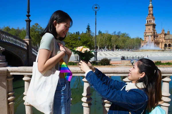 Mulher Asiática Ajoelhada Dando Buquê Rosas Para Sua Irmãzinha Fundo — Fotografia de Stock