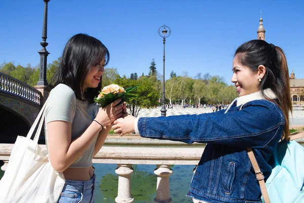 Mulher Asiática Dando Buquê Rosas Para Sua Irmãzinha Fundo Grande — Fotografia de Stock