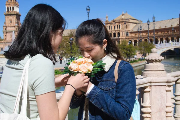 Mulher Asiática Dando Buquê Rosas Para Sua Irmãzinha Fundo Grande — Fotografia de Stock