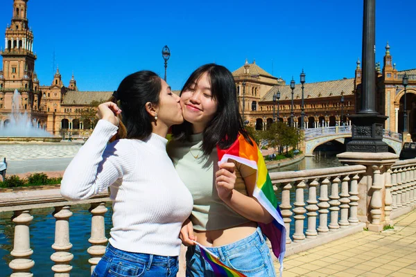 Unga Asiatiska Lgtb Lesbiska Par Med Regnbågsflagga Ett Torg Kysser — Stockfoto