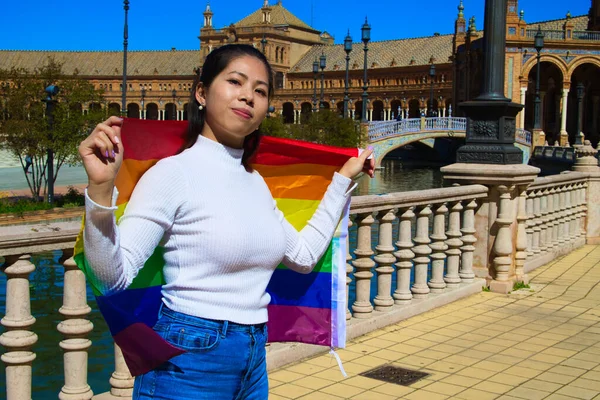Hermosa Mujer Asiática Sosteniendo Bandera Del Arco Iris Gay Una — Foto de Stock