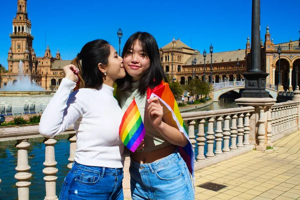Jovem Asiático Lgtb Lésbicas Casais Com Arco Íris Bandeira Uma — Fotografia de Stock