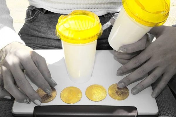 Four Cryptocurrencies Laptop Hands Holding Them Together Glass Coffee — Stock Photo, Image