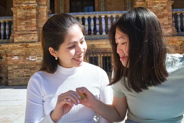 Dvě Asijské Ženy Držící Krytoměnu Rukou Jedna Asiatek Dává Minci — Stock fotografie