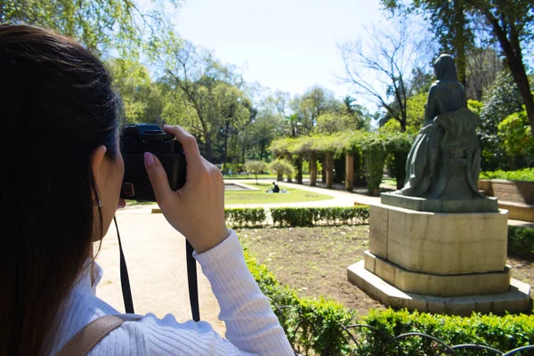 Asyalı Kadın Sevilla Spanya Tatilde Şehirdeki Ünlü Bir Parkta Fotoğraf — Stok fotoğraf