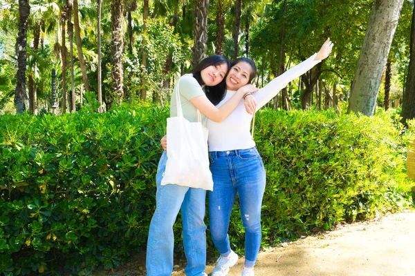 两个亚洲女人在塞维尔一起享受一天的观光之旅 他们很快乐 也是很好的朋友 国际友谊日 — 图库照片