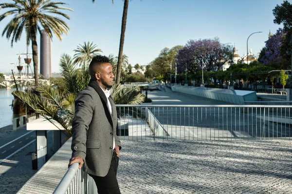 Afroamerikansk Man Affärsresa Till Europa Utnyttjar Några Dagar För Sightseeing — Stockfoto